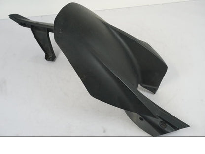 Vänster sida på Svingskärm från en KTM 1290 Super Duke R -2018 motorcykel.