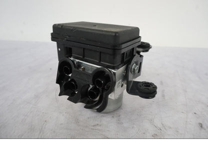 Framsidan på ABS Modulator från en KTM 1290 Super Duke R -2023 motorcykel.