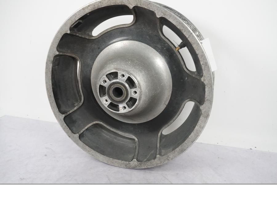 Baksidan på Fälg från en H-D Touring Street Glide FLHX -2009 motorcykel.