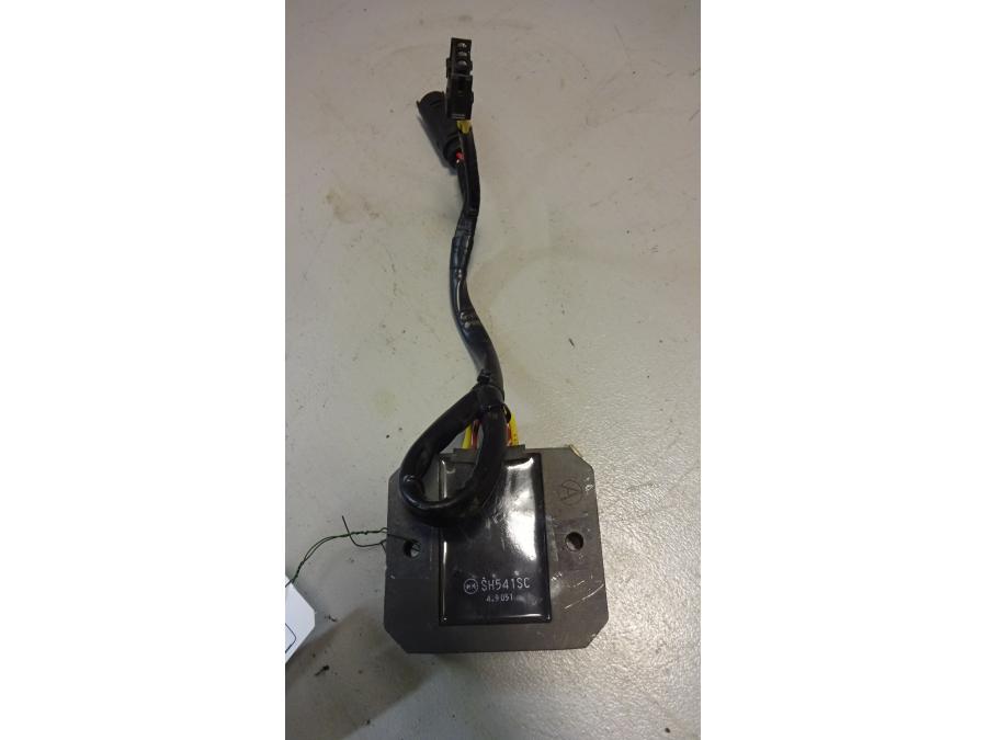 Höger sida på Likriktare från en BMW F 800 GT -2015 motorcykel.