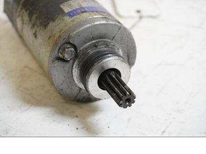 Baksidan på Startmotor från en Suzuki GSX 600 F -2000 motorcykel.