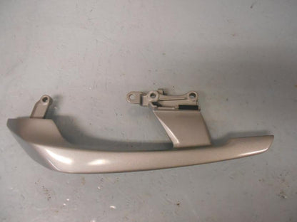 Baksidan på Passagerarhandtag från en Honda CB500x -2014 motorcykel.