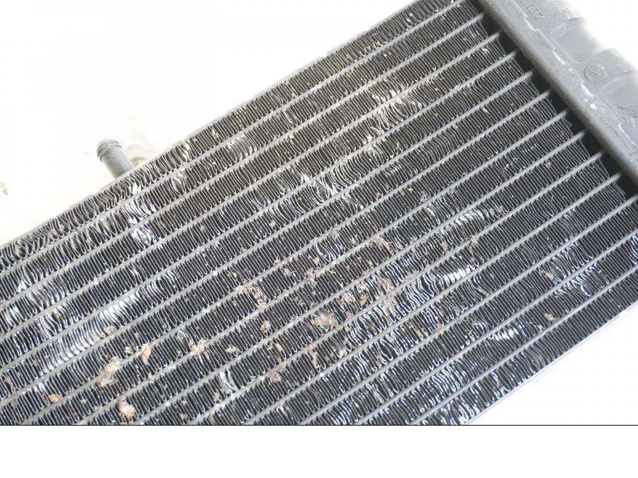 Snett nerifrån på Vattenkyl från en BMW K 1200 LT -2007 motorcykel.