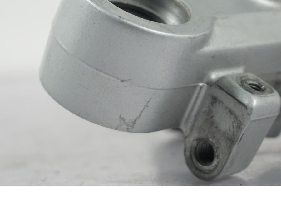 Snett uppifrån på Gaffelkrona från en BMW R 1200 R -2007 motorcykel.