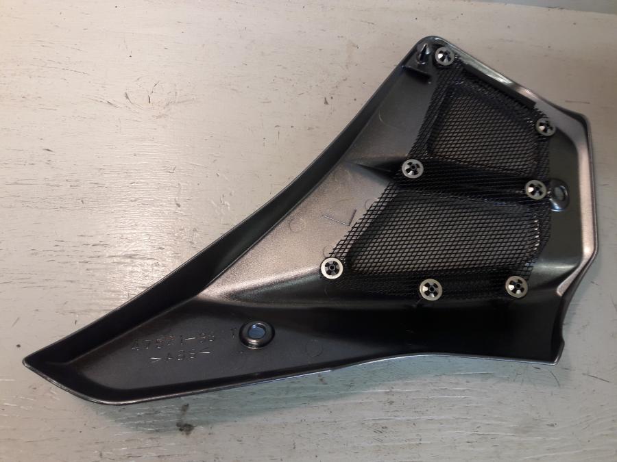 Baksidan på Sidkåpa från en Suzuki GSF 1250 -2009 motorcykel.