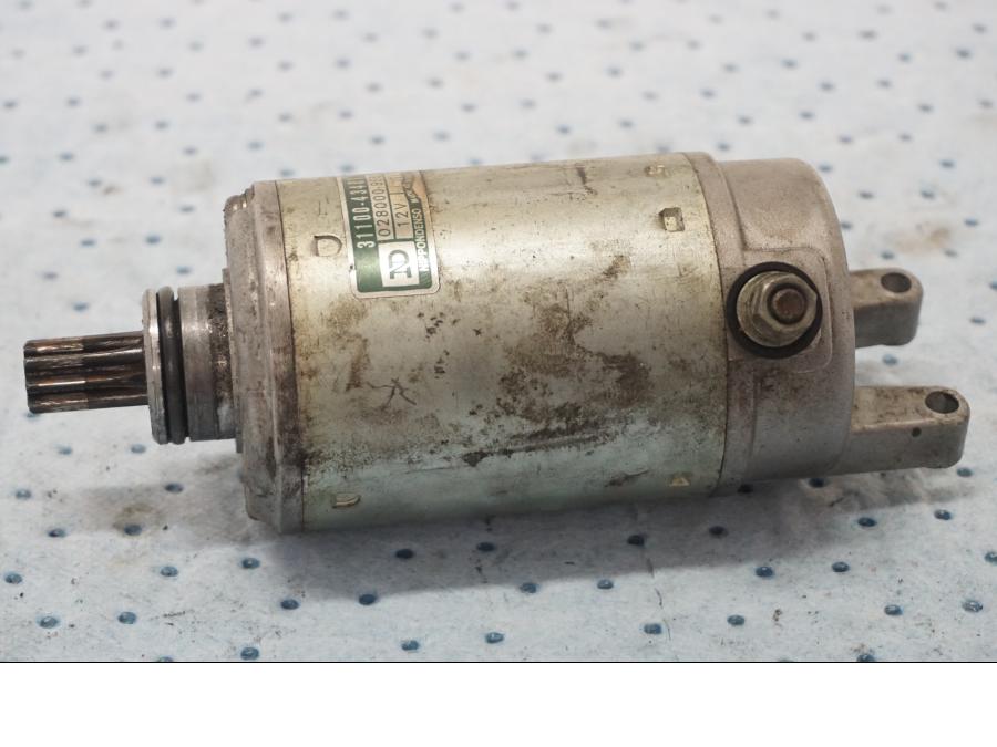 Framsidan på Startmotor från en Suzuki GSX 550 -1985 motorcykel.