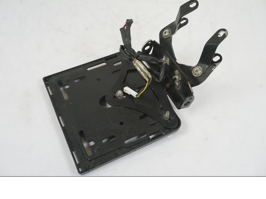 Snett nerifrån på Skylthållare från en KTM 1290 Super Duke R -2015 motorcykel.