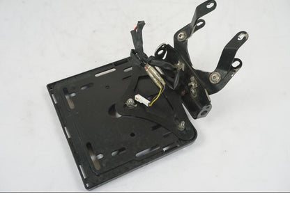 Snett nerifrån på Skylthållare från en KTM 1290 Super Duke R -2015 motorcykel.