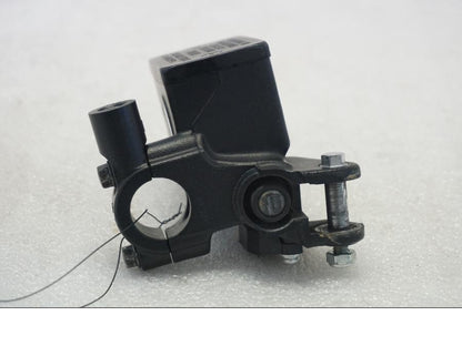 Höger sida på Bromshuvudcylinder från en Suzuki SV 650 -2016 motorcykel.