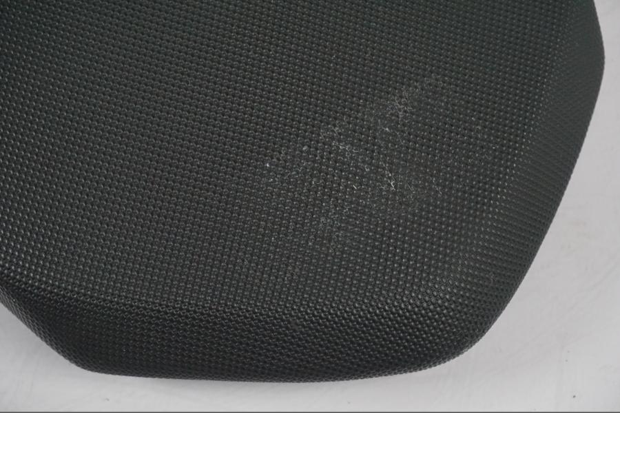 Baksidan på Sadel från en KTM 1290 Super Duke R -2015 motorcykel.