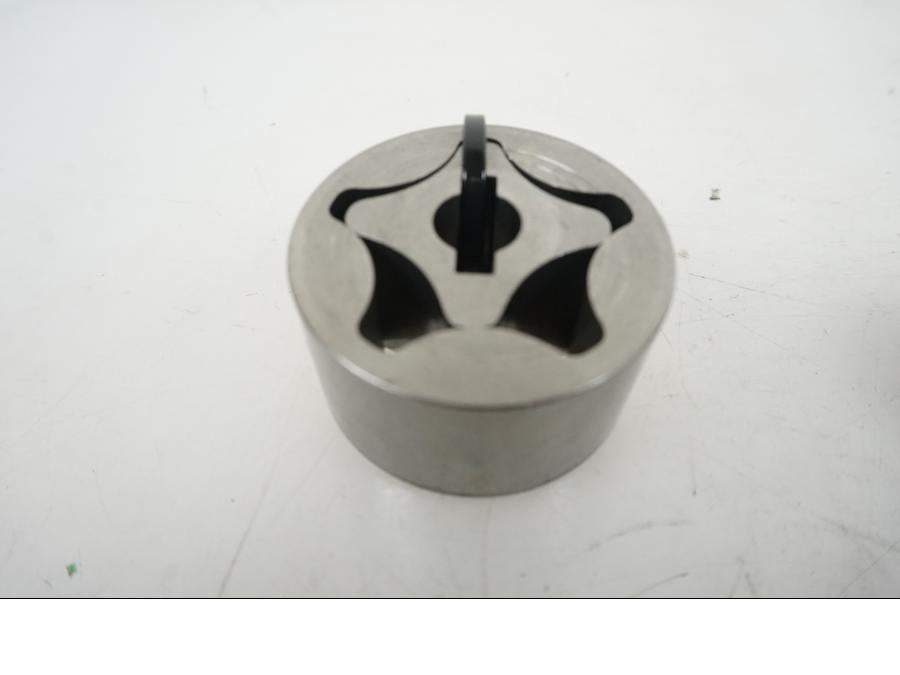 Baksidan på Oljepump från en BMW F 800 GS -2009 motorcykel.