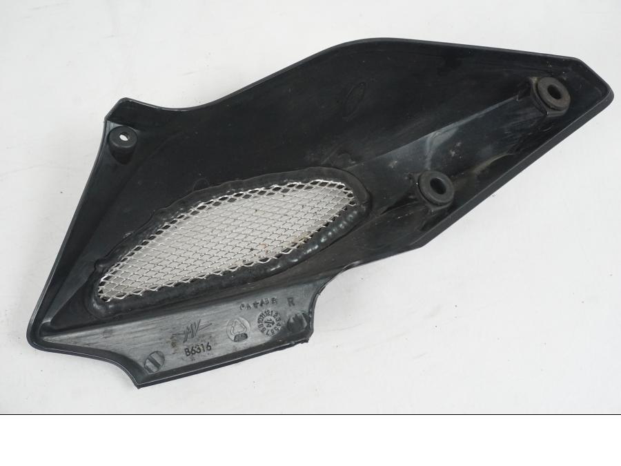 Vänster sida på Luftintagskåpa från en MV Agusta Dragster -2014 motorcykel.