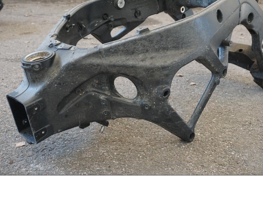 Snett nerifrån på Ram från en BMW S 1000 RR -2010 motorcykel.