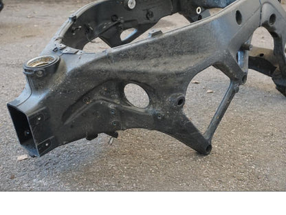 Snett nerifrån på Ram från en BMW S 1000 RR -2010 motorcykel.