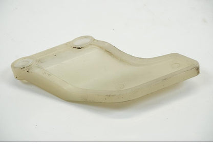 Baksidan på Kedjeskydd från en Honda XRV 750 -2001 motorcykel.