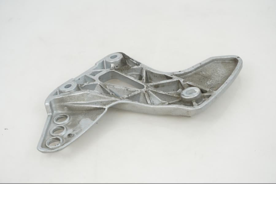 Höger sida på Fotpinnefäste från en BMW F 650 -1998 motorcykel.