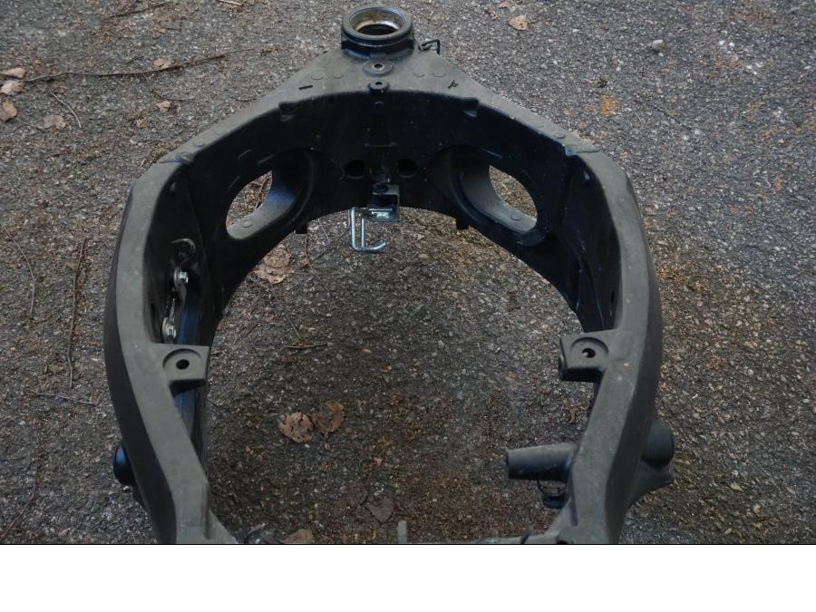 Snett nerifrån på Ram från en Suzuki GSX-R 750 -2010 motorcykel.