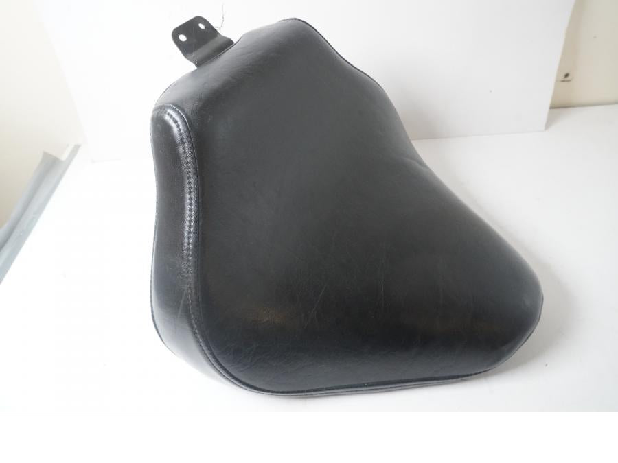 Baksidan på Sadel från en Yamaha XVS 1100 -2001 motorcykel.