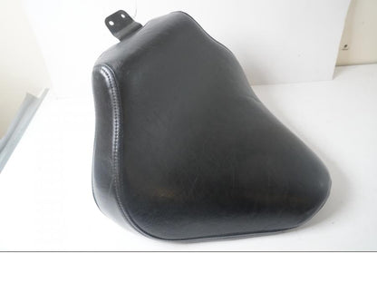 Baksidan på Sadel från en Yamaha XVS 1100 -2001 motorcykel.