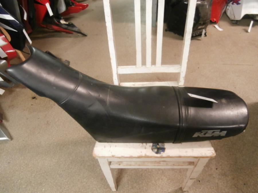 Baksidan på Sadel från en KTM 640 Duke -2001 motorcykel.