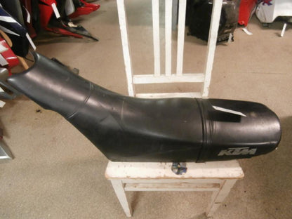 Baksidan på Sadel från en KTM 640 Duke -2001 motorcykel.