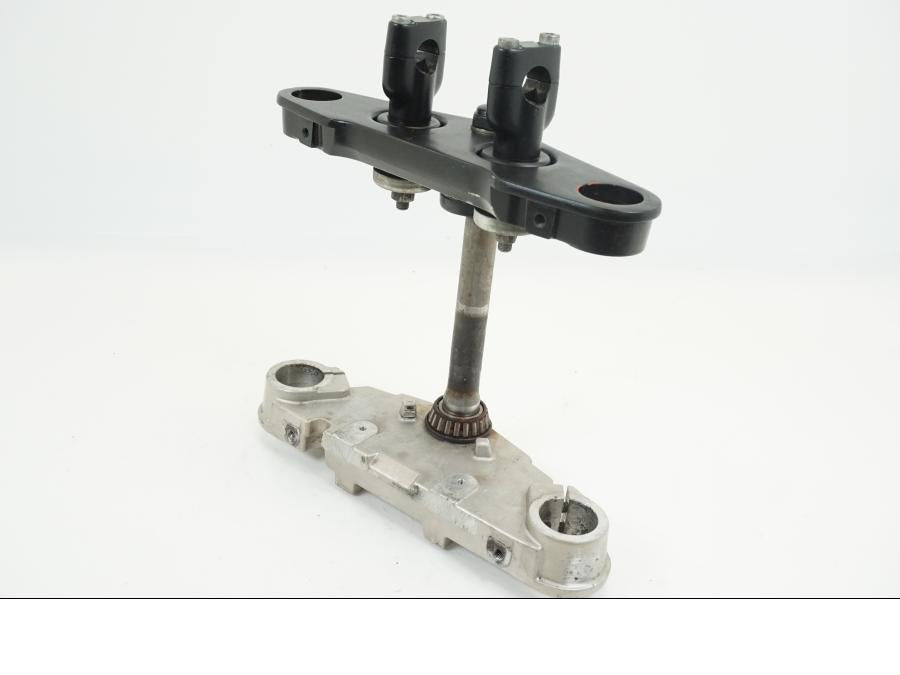 Framsidan på Gaffelkrona från en Suzuki VL 1500 -1999 motorcykel.