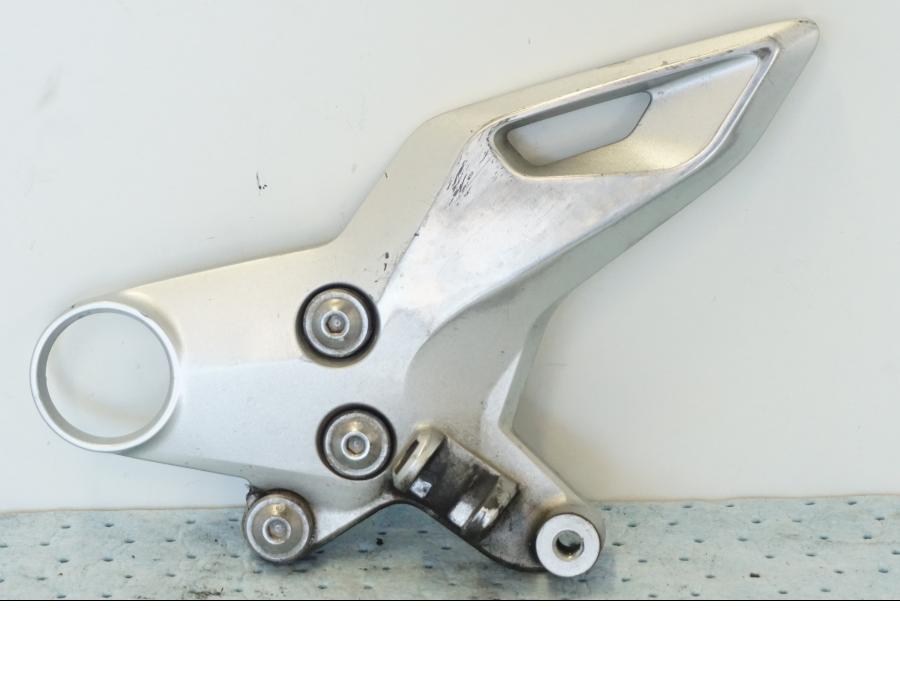 Framsidan på Fotpinnefäste från en Suzuki GSX 1300 BK -2008 motorcykel.