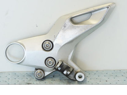 Framsidan på Fotpinnefäste från en Suzuki GSX 1300 BK -2008 motorcykel.