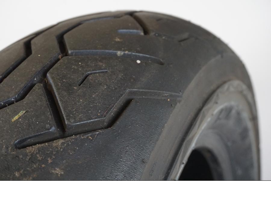 Snett uppifrån på <p>Begagnad däck av märket Maxxis och modell Classic.</p>

<p>Dimension 170/80-15. </p>

<p>Mönsterdjup ca: 60% (4,60mm).</p>

<p>Tillv 2322.</p> moped.