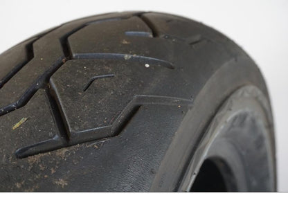 Snett uppifrån på <p>Begagnad däck av märket Maxxis och modell Classic.</p>

<p>Dimension 170/80-15. </p>

<p>Mönsterdjup ca: 60% (4,60mm).</p>

<p>Tillv 2322.</p> moped.