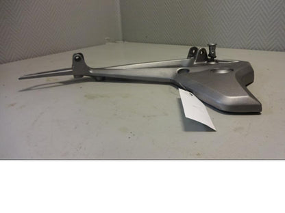 Vänster sida på Fotpinnefäste från en Honda NC 750 S -2017 motorcykel.