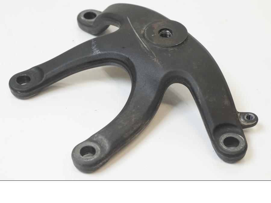 Vänster sida på Motorfäste från en KTM 1190 Adventure -2015 motorcykel.