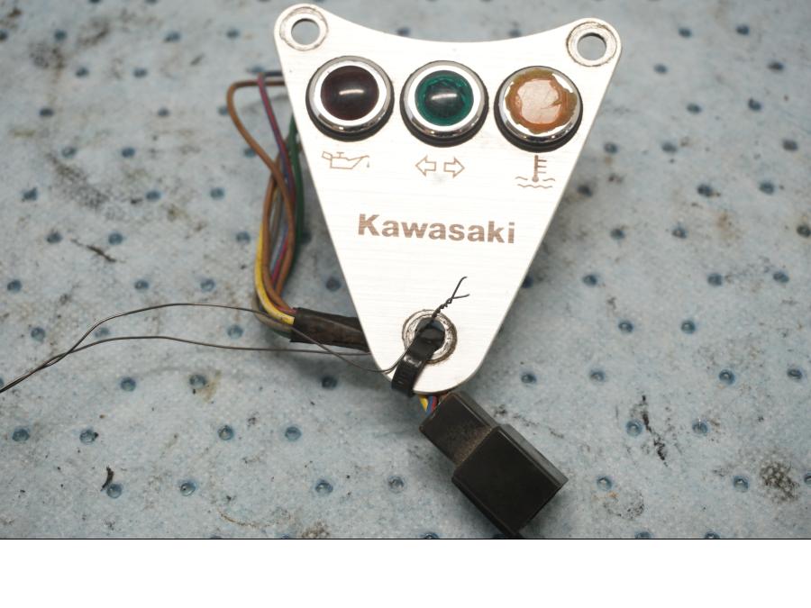 Framsidan på Kontrollampor från en Kawasaki EN 500 -1999 motorcykel.
