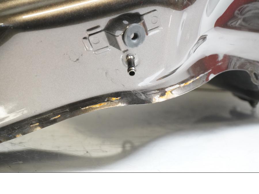 Baksidan på Bensintank från en Kawasaki Versys 1000 -2012 motorcykel.