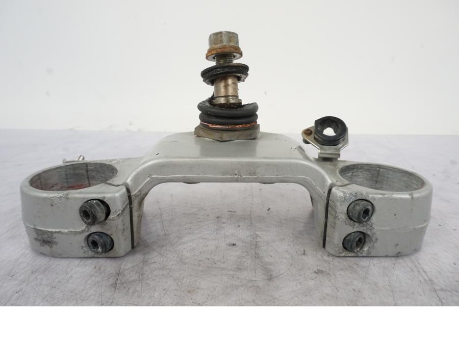 Baksidan på Gaffelkrona från en BMW R 1150 GS -2002 motorcykel.