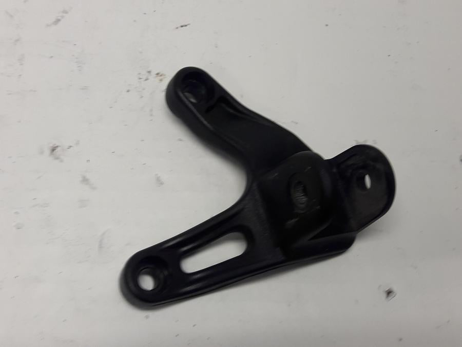 Framsidan på Fotpinnefäste från en KTM 690 Duke -2013 motorcykel.