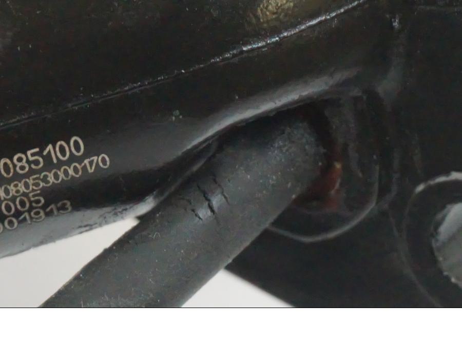 Höger sida på Oljenivågivare från en KTM 1290 Super Duke R -2022 motorcykel.