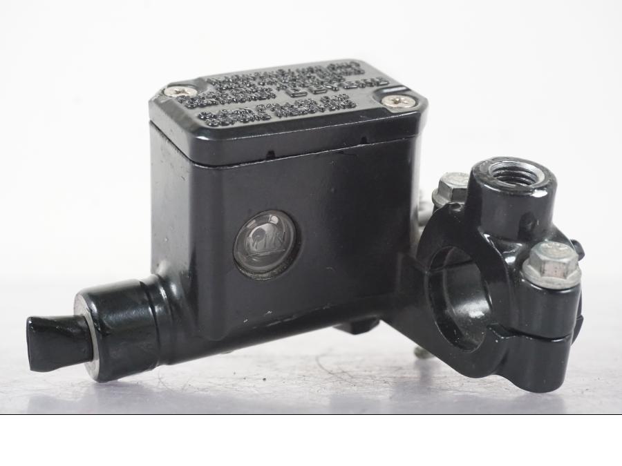 Framsidan på Bromshuvudcylinder från en KTM 390 Duke -2018 motorcykel.