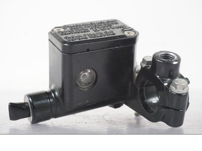 Framsidan på Bromshuvudcylinder från en KTM 390 Duke -2018 motorcykel.