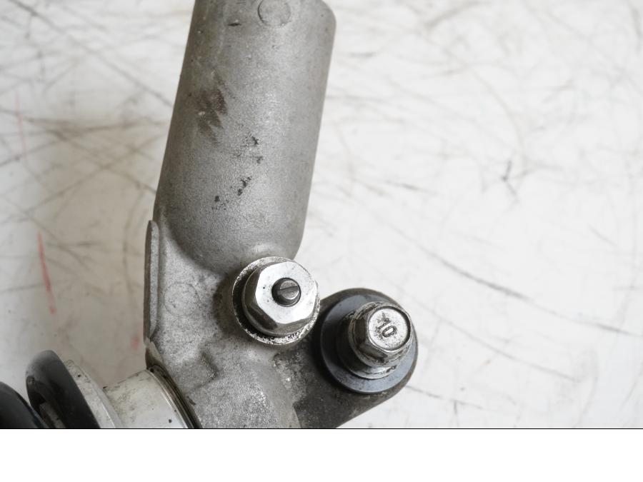 Snett uppifrån på Stötdämpare från en Yamaha MT-01 -2005 motorcykel.