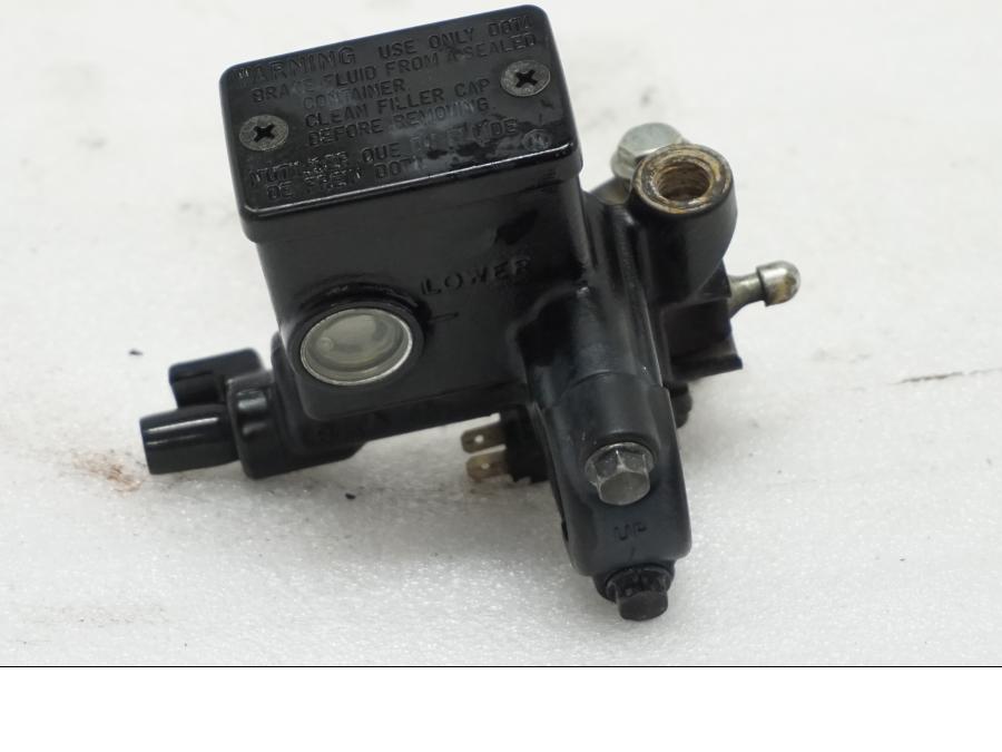 Baksidan på Bromshuvudcylinder från en Honda XL 1000 V -2008 motorcykel.