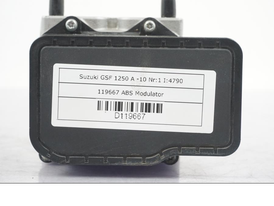Snett uppifrån på ABS Modulator från en Suzuki GSF 1250 -2010 motorcykel.