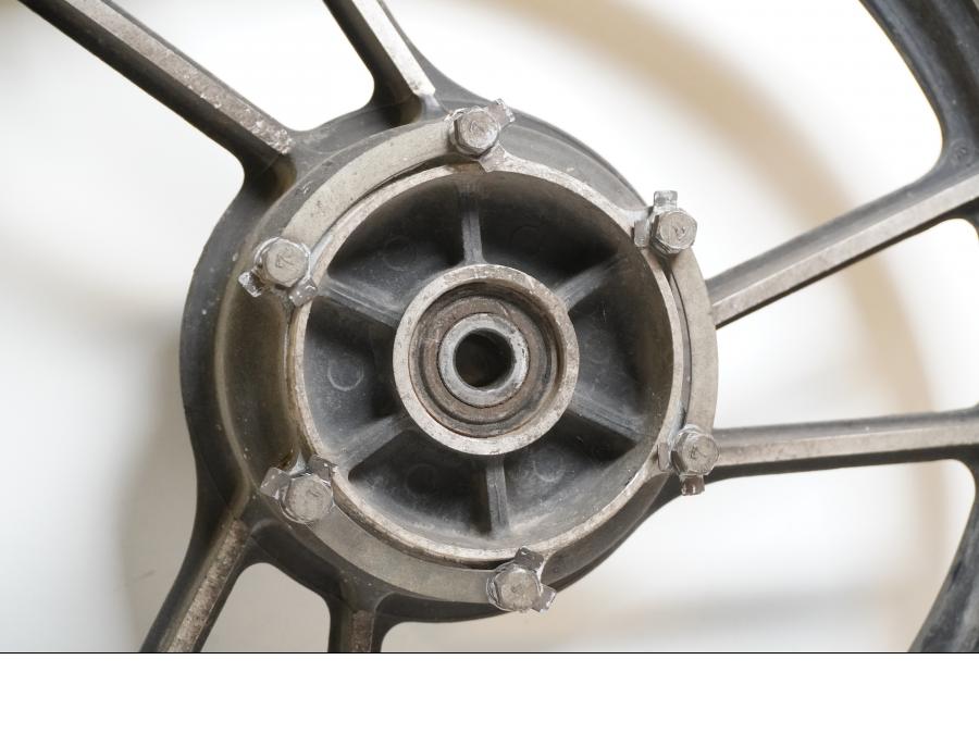 Baksidan på Fälg från en Suzuki GSX 400 -1983 motorcykel.