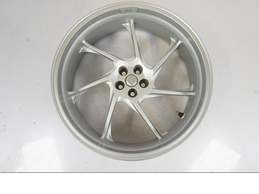 Baksidan på Hjulpaket från en Honda VFR 1200 -2010 motorcykel.