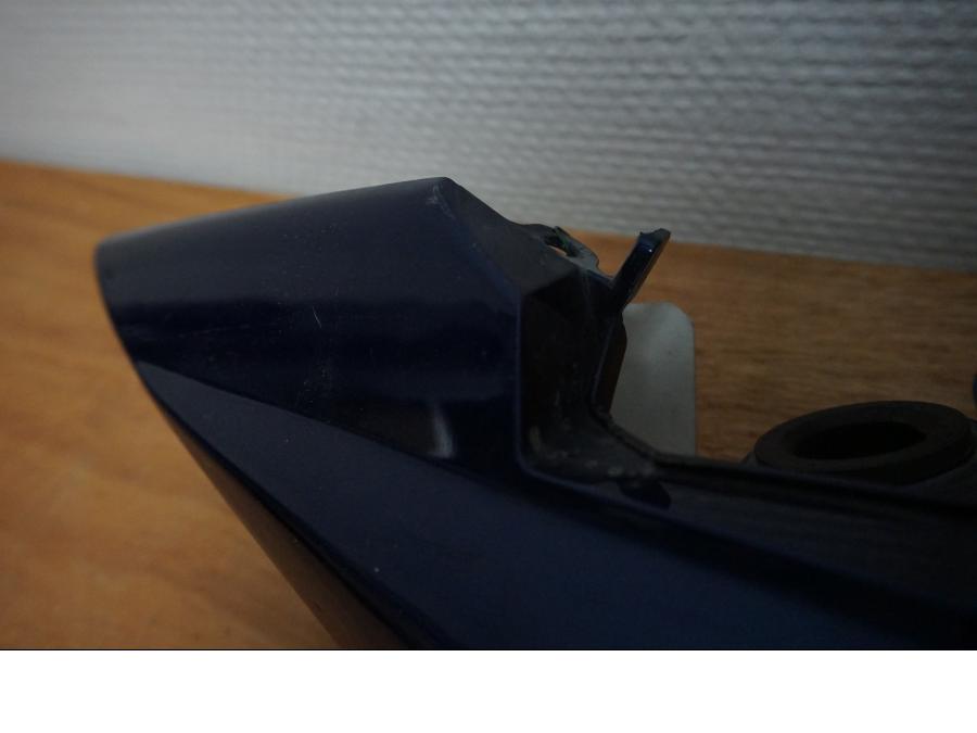 Vänster sida på Bakvinge från en Suzuki SV 1000 -2004 motorcykel.