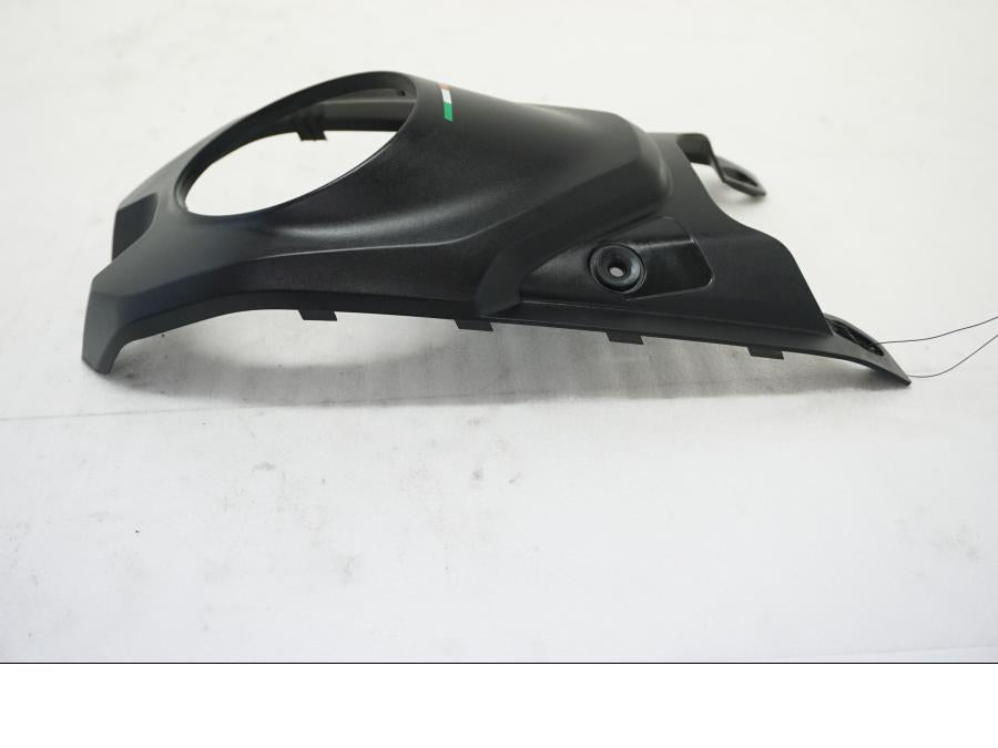 Baksidan på Bensintankskåpa från en Ducati Hypermotard -2020 motorcykel.