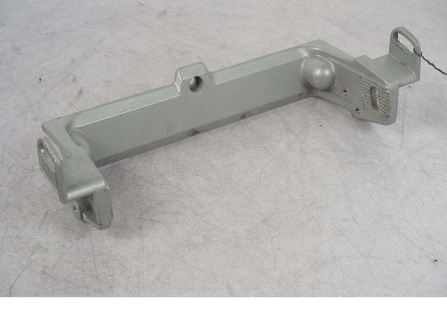 Framsidan på Strålkastarfäste från en BMW R 1100 GS -1998 motorcykel.