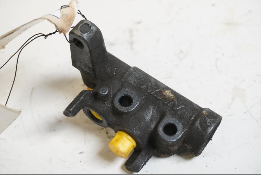 Framsidan på Bromsfördelare från en Honda CBR 1100 XX -1998 motorcykel.