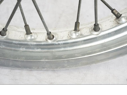 Höger sida på Fälg från en Kawasaki KL 650A -1987 motorcykel.