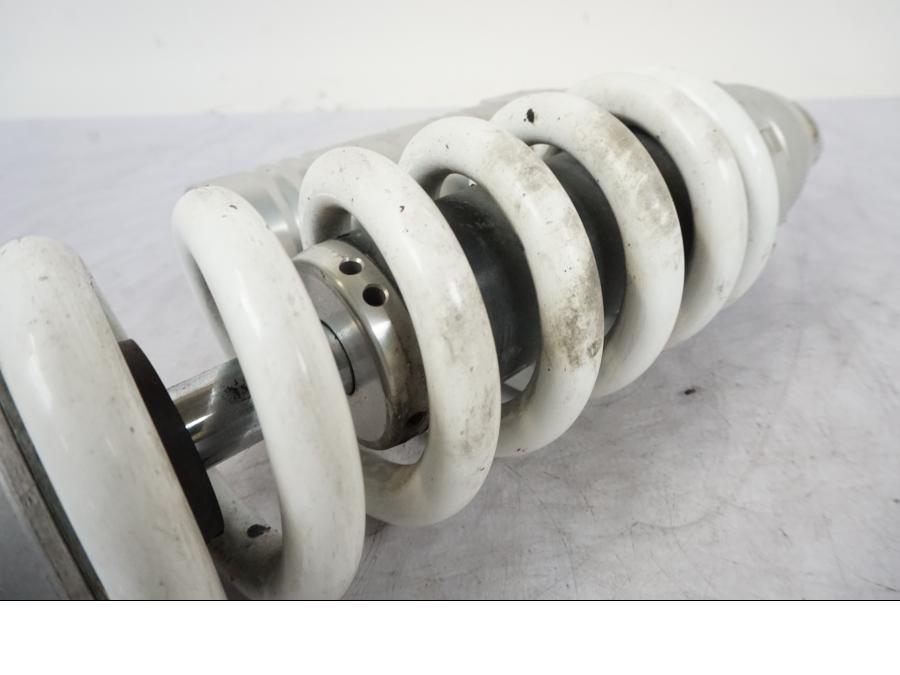 Snett nerifrån på Stötdämpare från en KTM 990 Super Duke -2006 motorcykel.